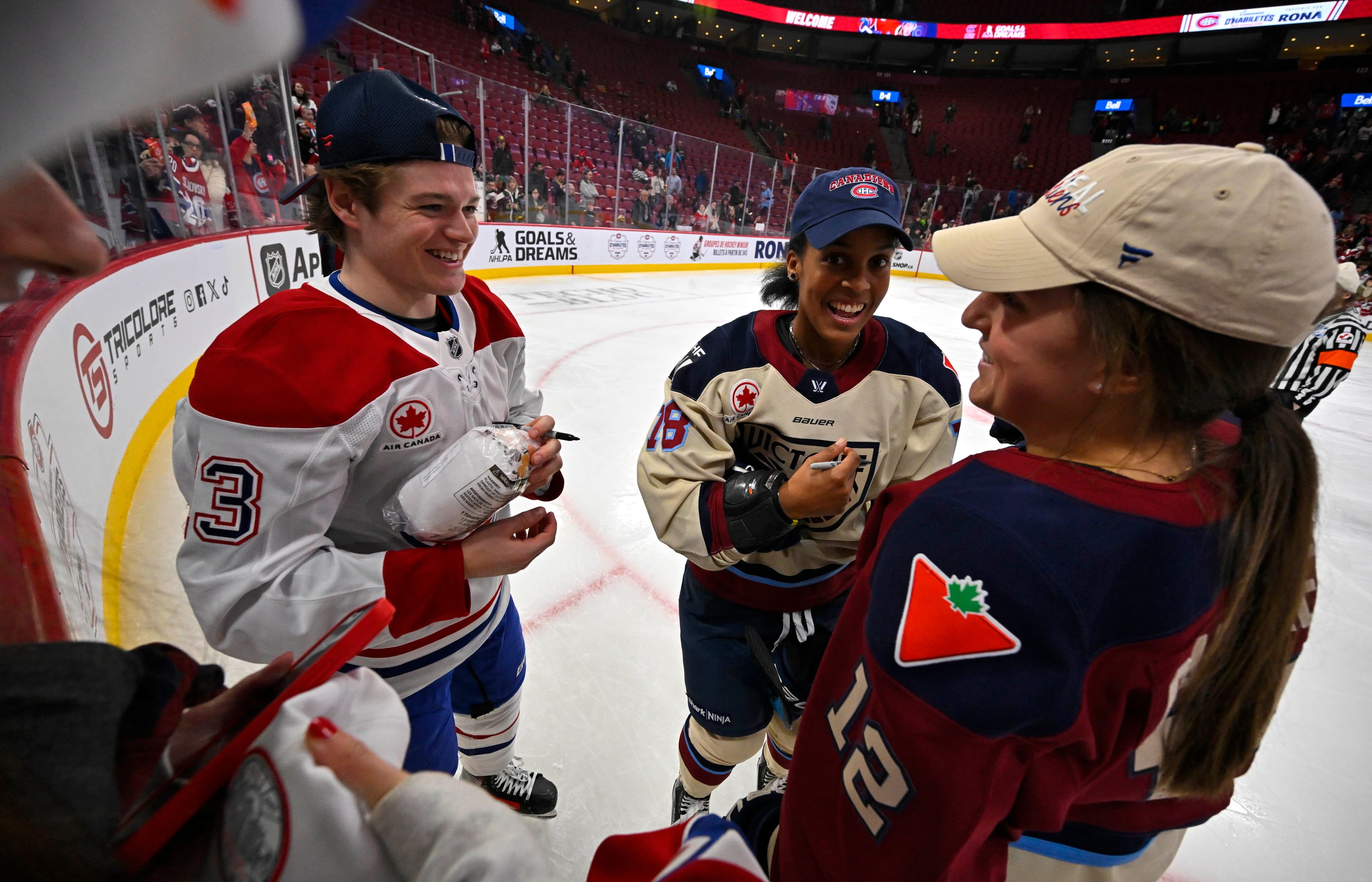 Cole Caufield en pleine discussion avec Mikyla Grant-Mentis et Jennifer Gardiner, lors du concours d’habiletés du Canadien, en février dernier.