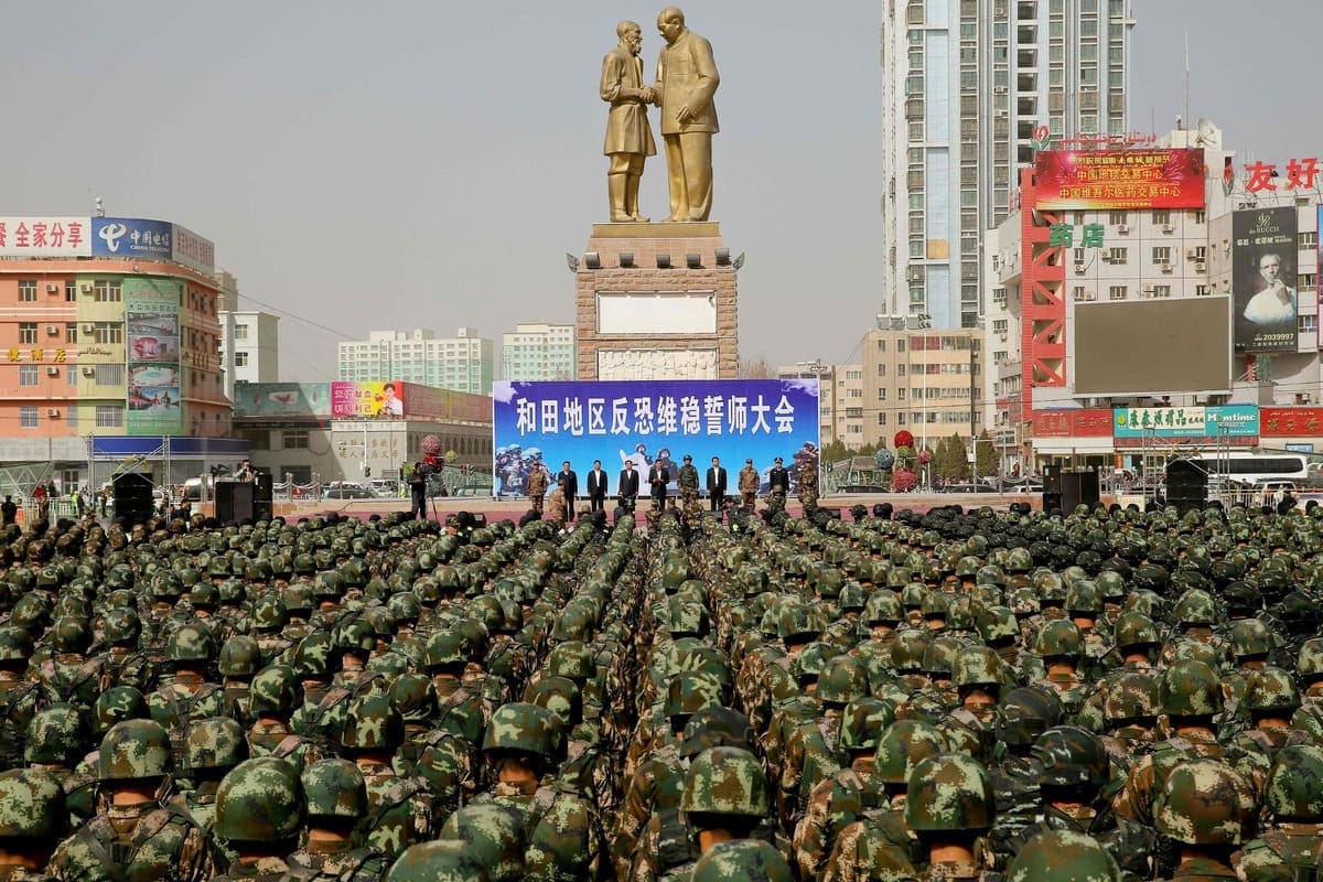 Photo d'archive prise le 27 février 2017 montre la police militaire chinoise assistant à un rassemblement de prestation de serment antiterroriste à Hotan, également connu sous le nom de Hetian, dans la région autonome ouïghoure du Xinjiang, dans le nord-ouest de la Chine