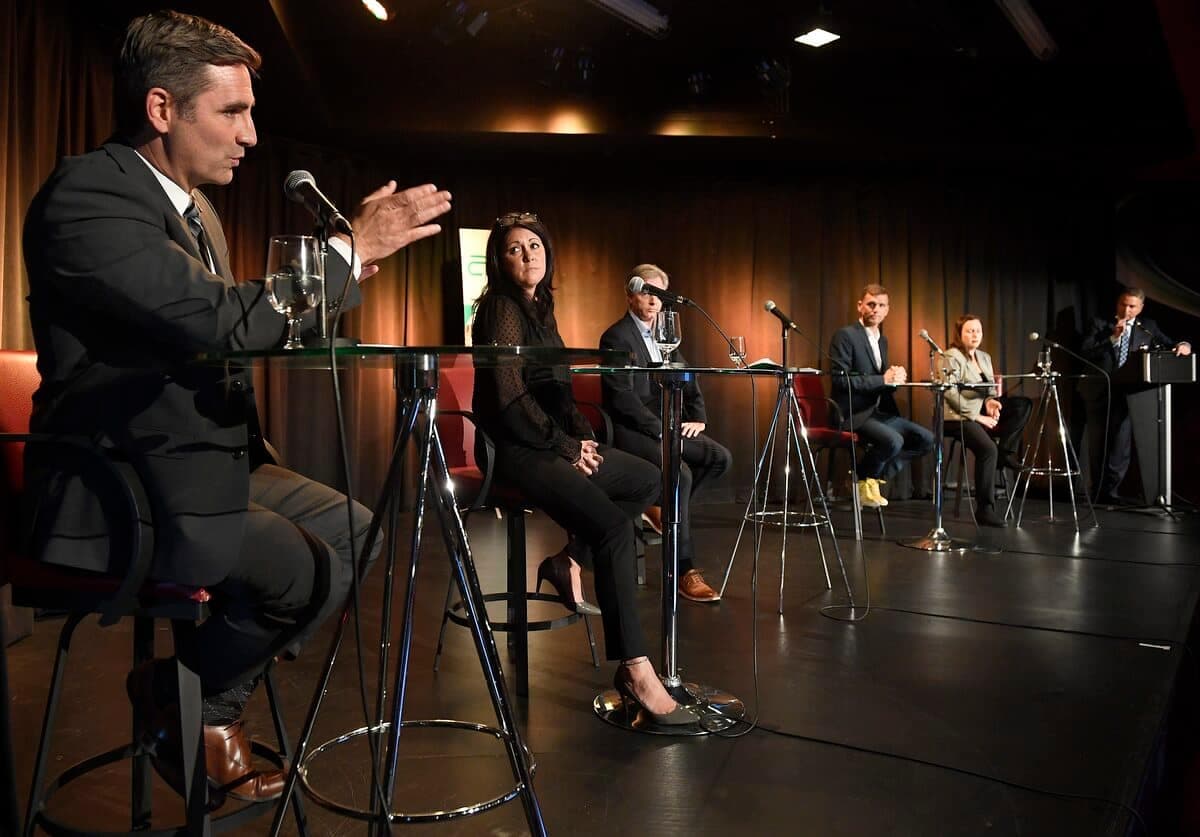 Les cinq principaux candidats à la mairie de Québec ont croisé le fer, hier matin, lors d’un débat organisé par l’organisme de gens d’affaires Axe Lebourgneuf. À l’avant-plan, le chef de Québec 21, Jean-François Gosselin, qui a dû défendre son candidat dans Saint-Louis–Sillery.