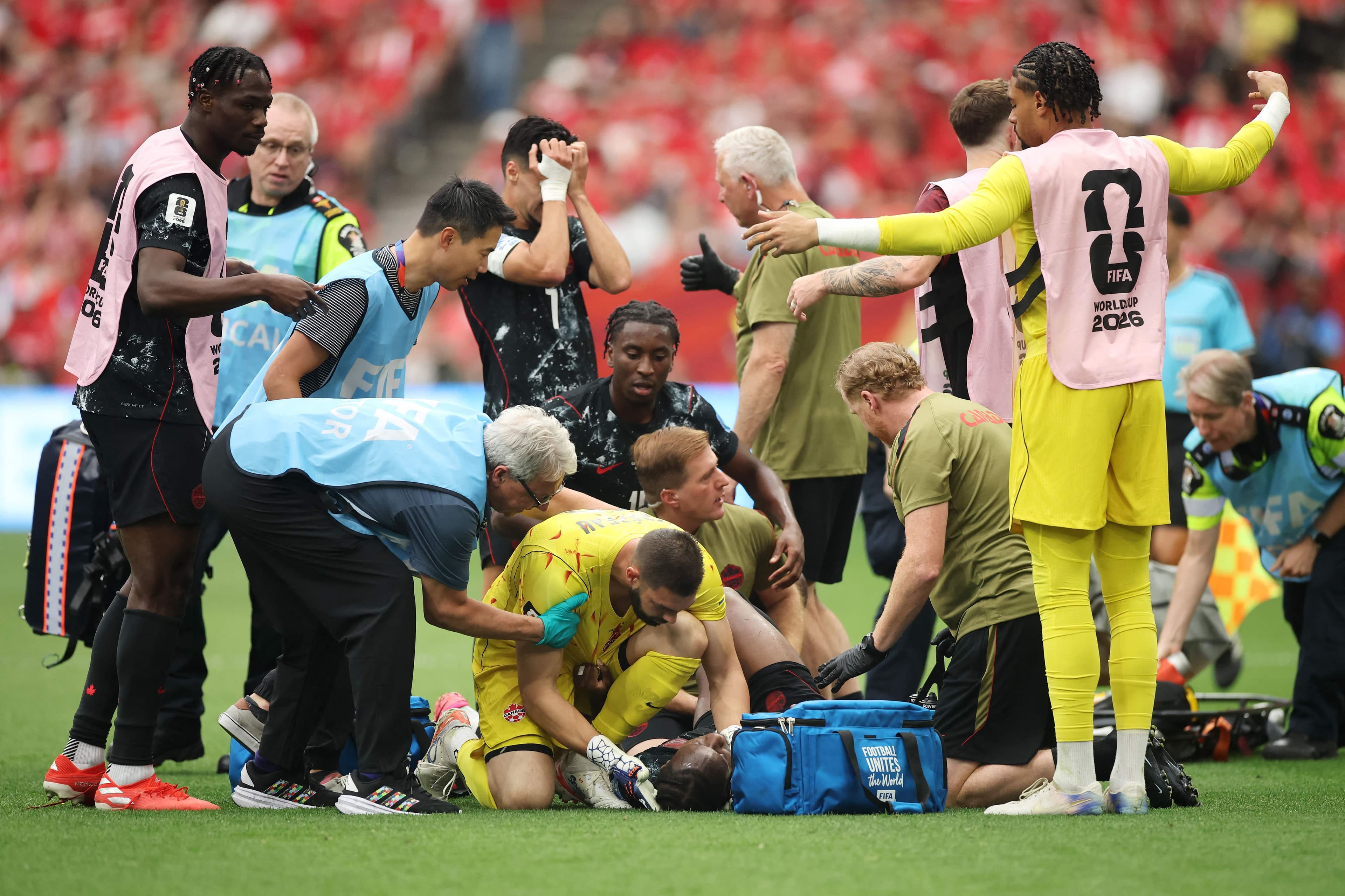 Moïse Bombito (au centre) était tout près de son ami Ismaël Koné, blessé, quand il était réconforté par Maxime Crépeau et que Stephen Eustaquio se tenait le visage à deux mains, jeudi, lors du match contre le Qatar.