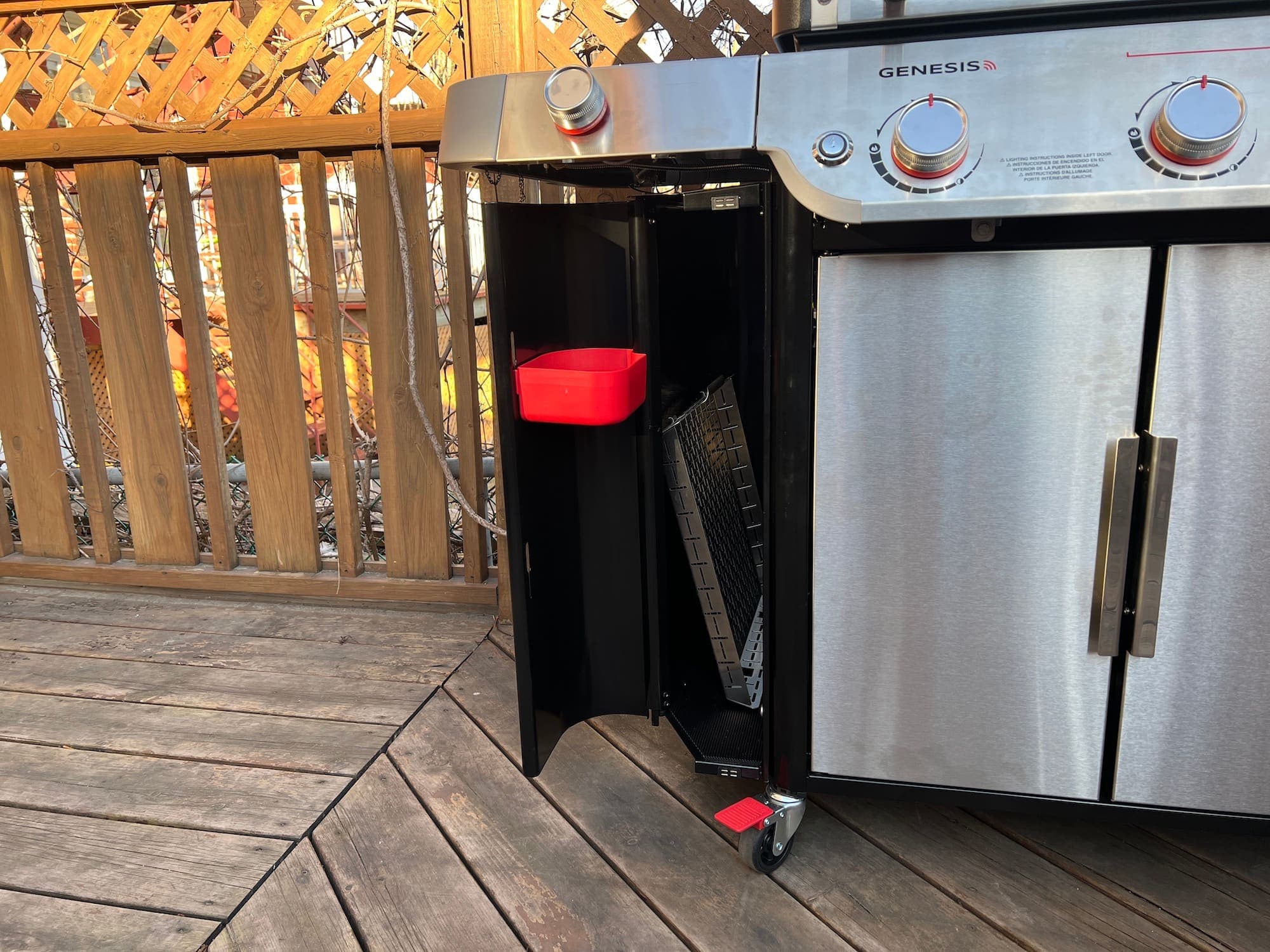 Les accessoires Crafted peuvent être rangés dans un compartiment sous le barbecue.