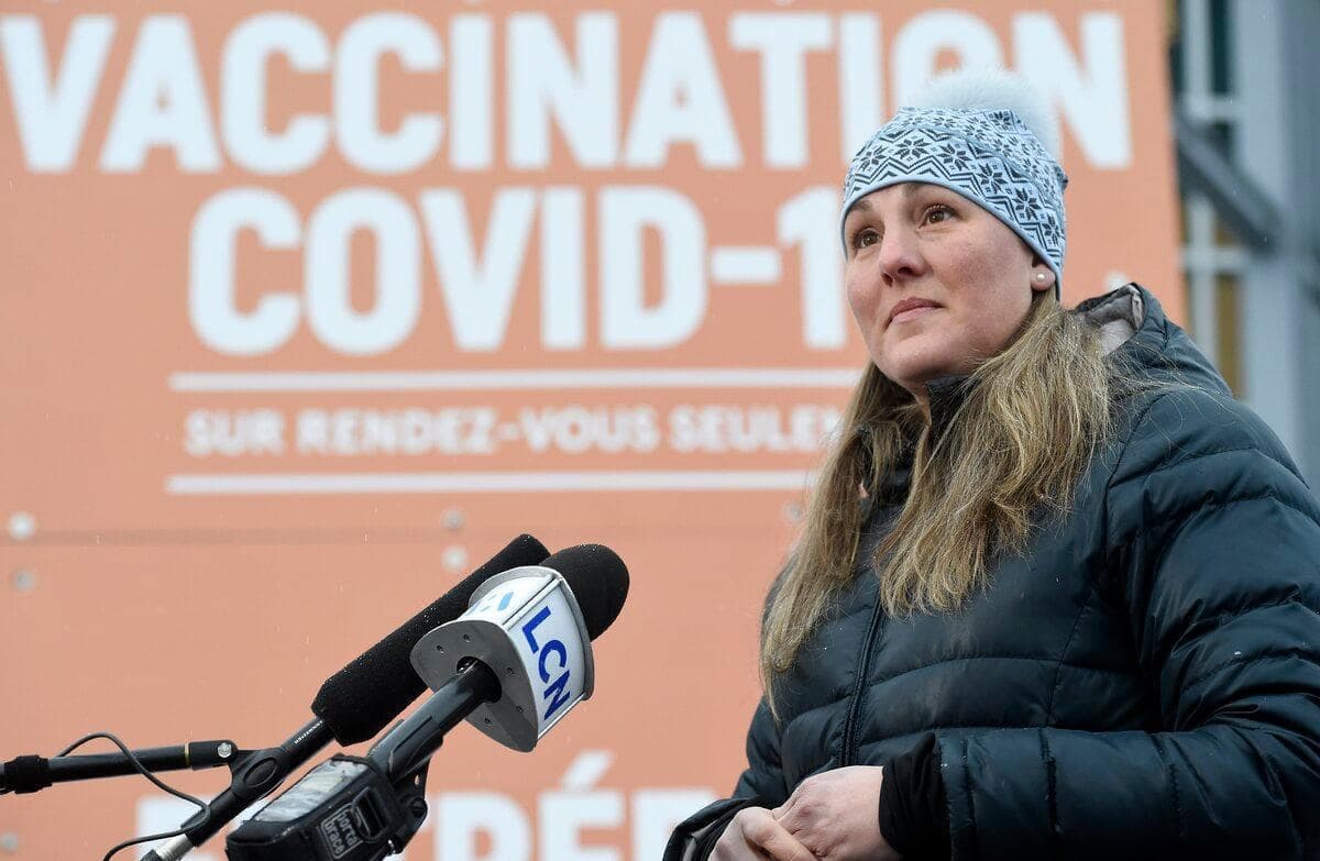 Le CIUSSS de la Capitale-Nationale demande aux familles de personnes âgées de les aider pour leur prise de rendez-vous en ligne plutôt que par téléphone. « C’est une plateforme conviviale et ça va diminuer le temps d’attente », dit Patricia McKinnon.