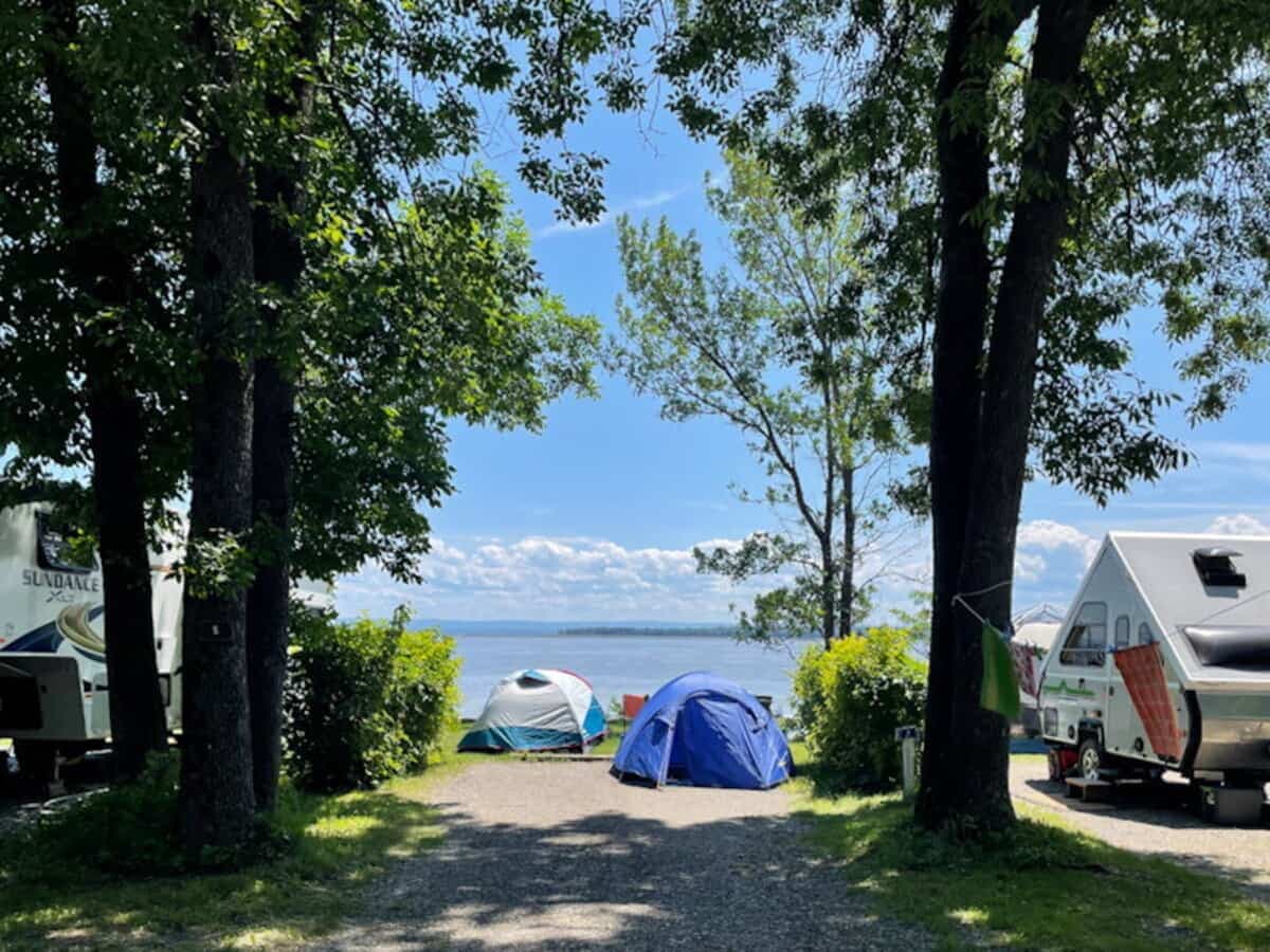Les sites rue de la Grève, au Camping Orléans, sont très prisés car ils offrent une vue imprenable sur le fleuve Saint-Laurent.