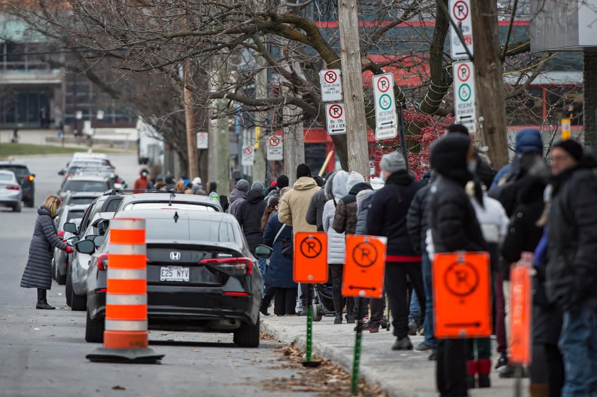 L'attente est longue avant de passer un test de la COVID-19 dans une clinique de dépistage.
