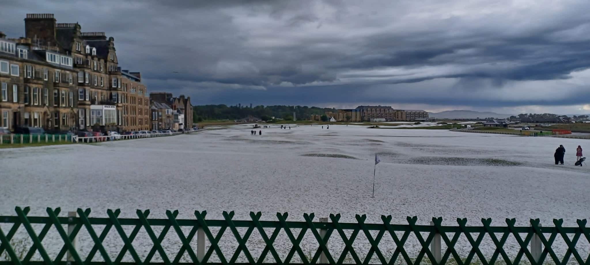 Les iconiques terrains du club de golf St.Andrews, en Écosse, ont été recouverts de neige par un beau mardi de juin, le moment devenant viral.