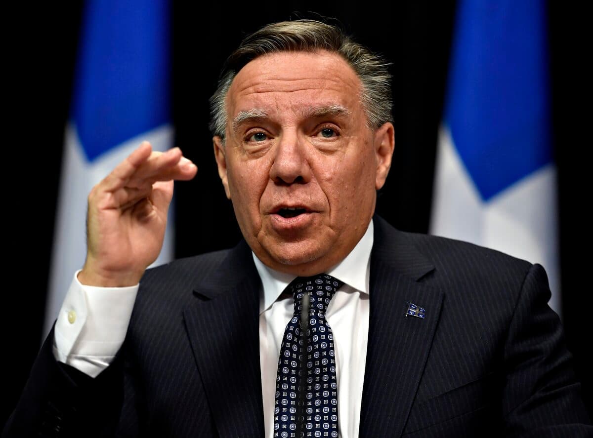 Le premier ministre du Québec, François Legault, a dit mardi, en conférence de presse, que « tous les Québécois doivent travailler à revenir ensemble à une vie plus normale, puis à gérer nous-mêmes nos risques ».