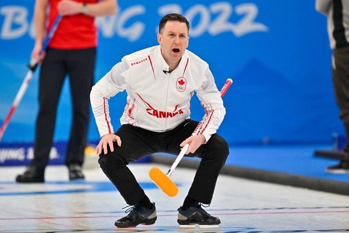 Brad Gushue du Canada réagit lors du match de la session 2 du tournoi à la ronde masculin de la compétition de curling des Jeux olympiques d'hiver de Beijing 2022 entre des joueurs de la Norvège et du Canada au Centre national aquatique de Beijing le 10 février 2022.