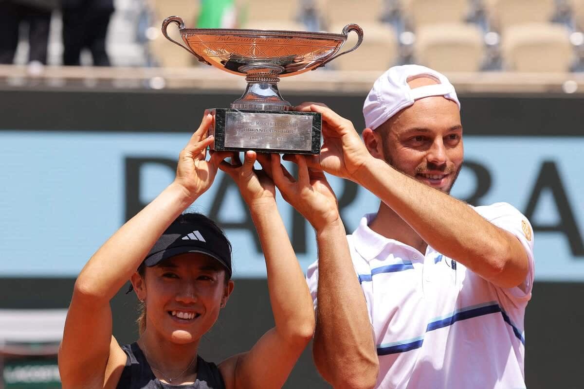 Miyu Kato et Tim Puetz célèbrent leur victoire en double mixte, jeudi, à Roland-Garros.