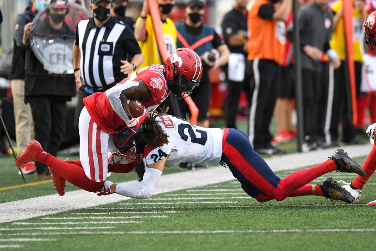 Marc-Antoine Dequoy a démontré beaucoup d’intensité sur ce plaqué à l’endroit d’un joueur des Stampeders, vendredi à Calgary.