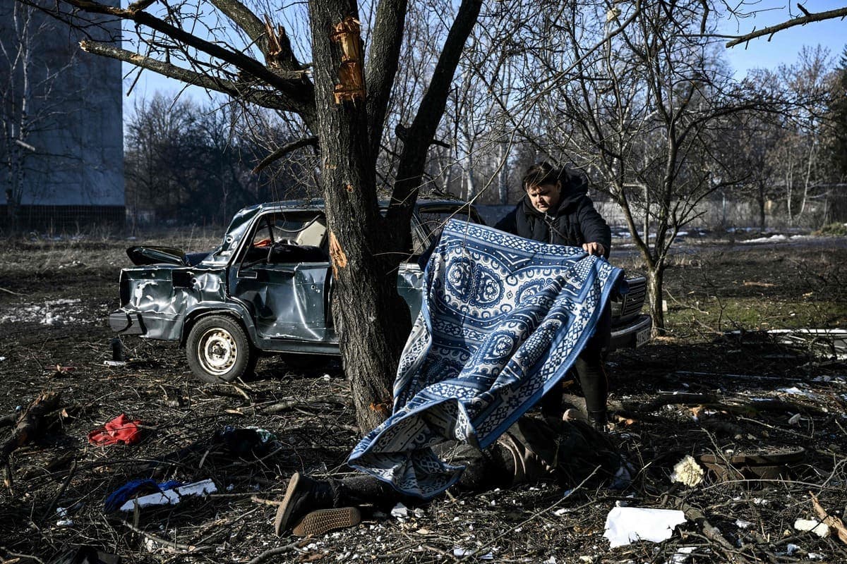 Un homme recouvre le corps inanimé en Ukraine.
