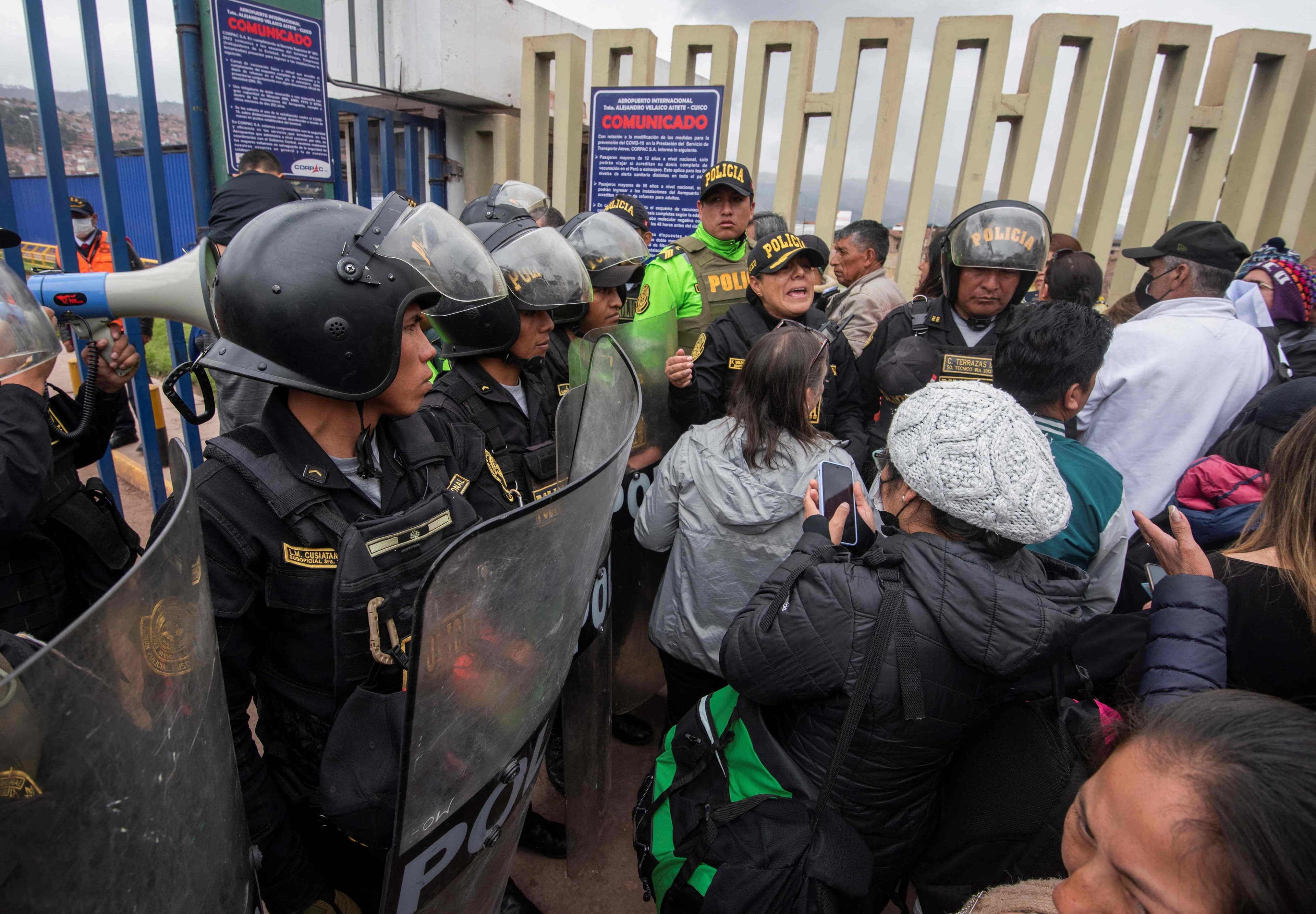 Des policiers surveillent l'entrée de l'aéroport international à Cuzco, au Pérou, après sa fermeture en raison des récentes manifestations.