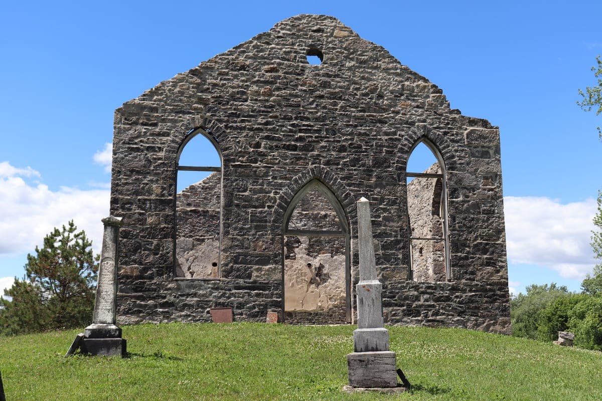 À quatre kilomètres à vol d’oiseau du petit village de Saint-Anicet, en Montérégie, reposent les vestiges d’un ancien village écossais appelé Godmanchester, aussi appelé village Rivière-La Guerre en référence au cours d’eau qui le sillonne.
