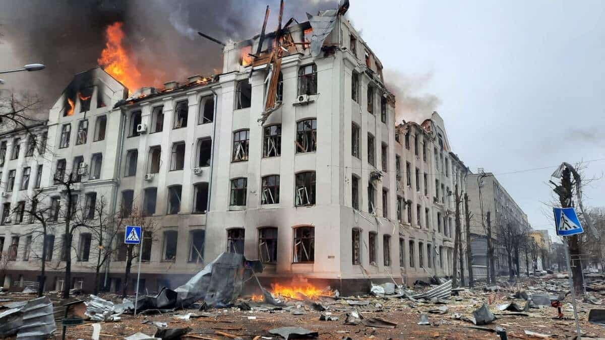 Le siège de la police a été bombardé.