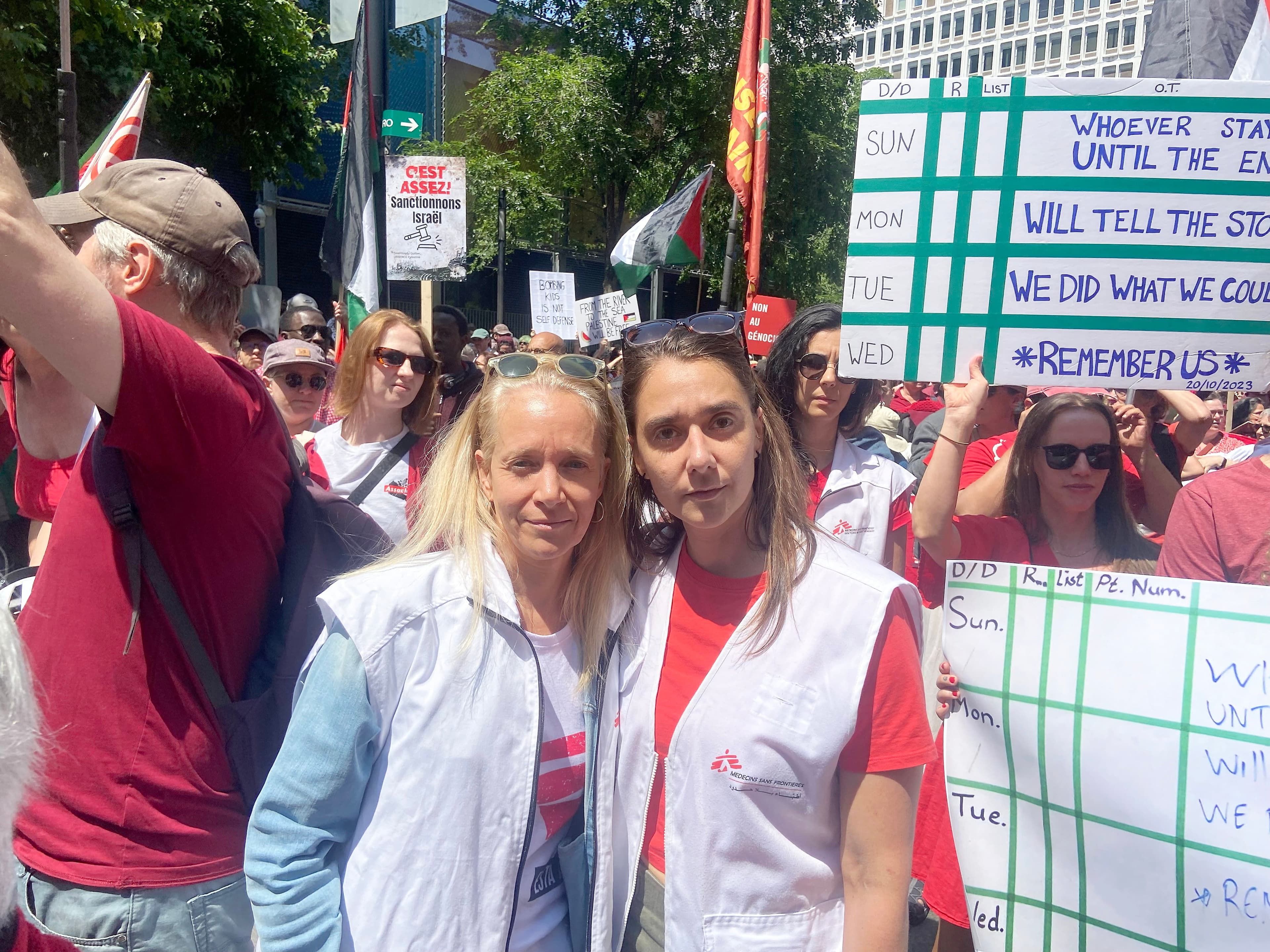 Mélanie Jomphe et sa collègue de Médecin sans frontières Myriam Labrie-Loiselle manifestaient en soutien au peuple palestinien le 14 juin 2025 à Montréal.