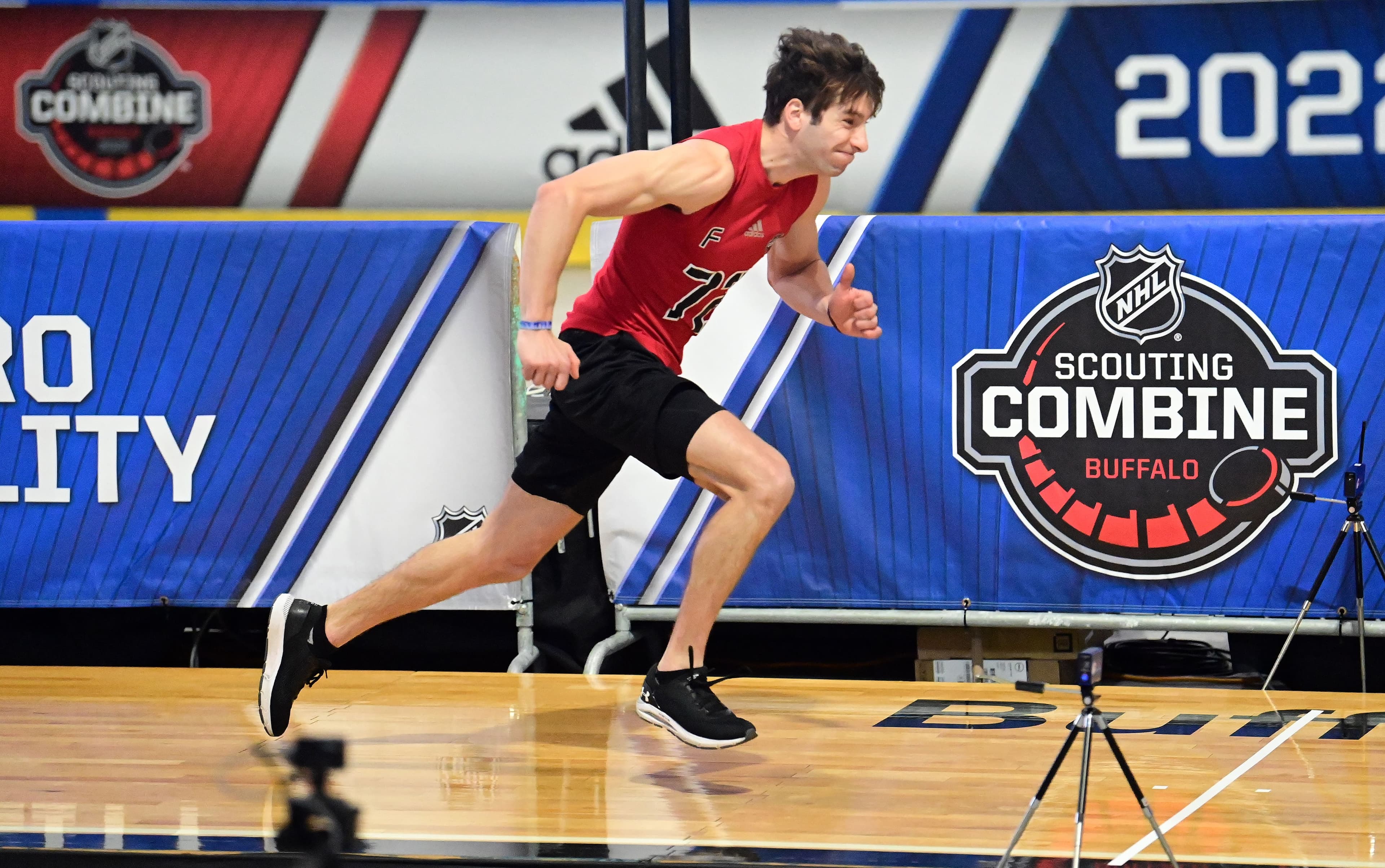 Jack Hughes, le fils de Kent directeur général du Canadien, s’est soumis à de rigoureux exercices au Combine de la LNH à Buffalo.