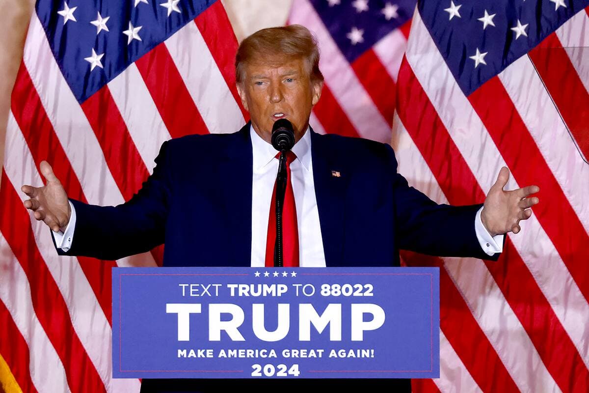 L’ex-président américain Donald Trump a annoncé mardi soir devant une foule de supporters qu’il se présenterait pour une troisième fois à l’élection présidentielle américaine de 2024 lors d’un événement dans sa propriété de Mar-a-Lago à Palm Beach, en Floride.