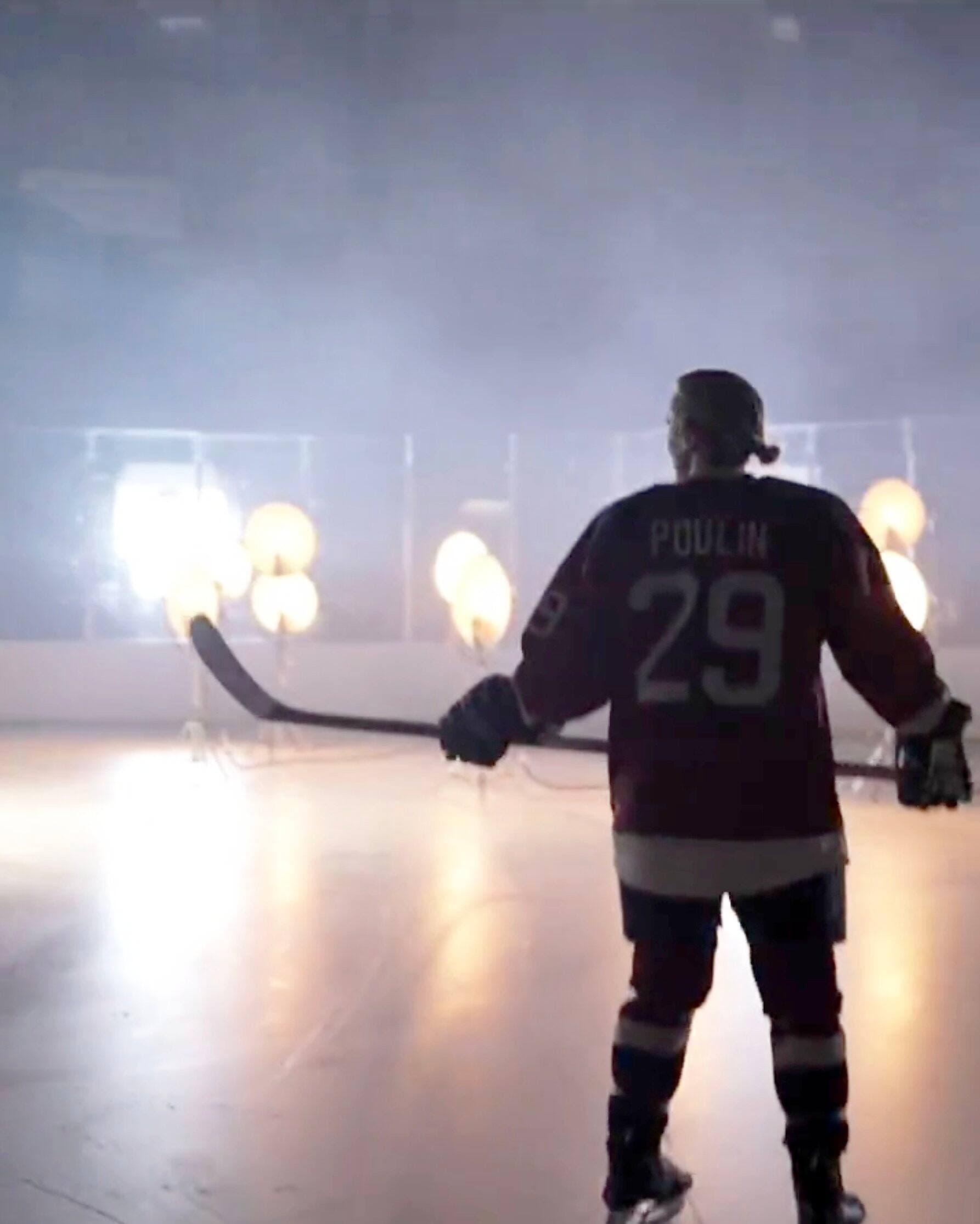 Marie-Philip Poulin dévoile les couleurs du chandail de la nouvelle équipe professionnelle de hockey féminin de Montréal.