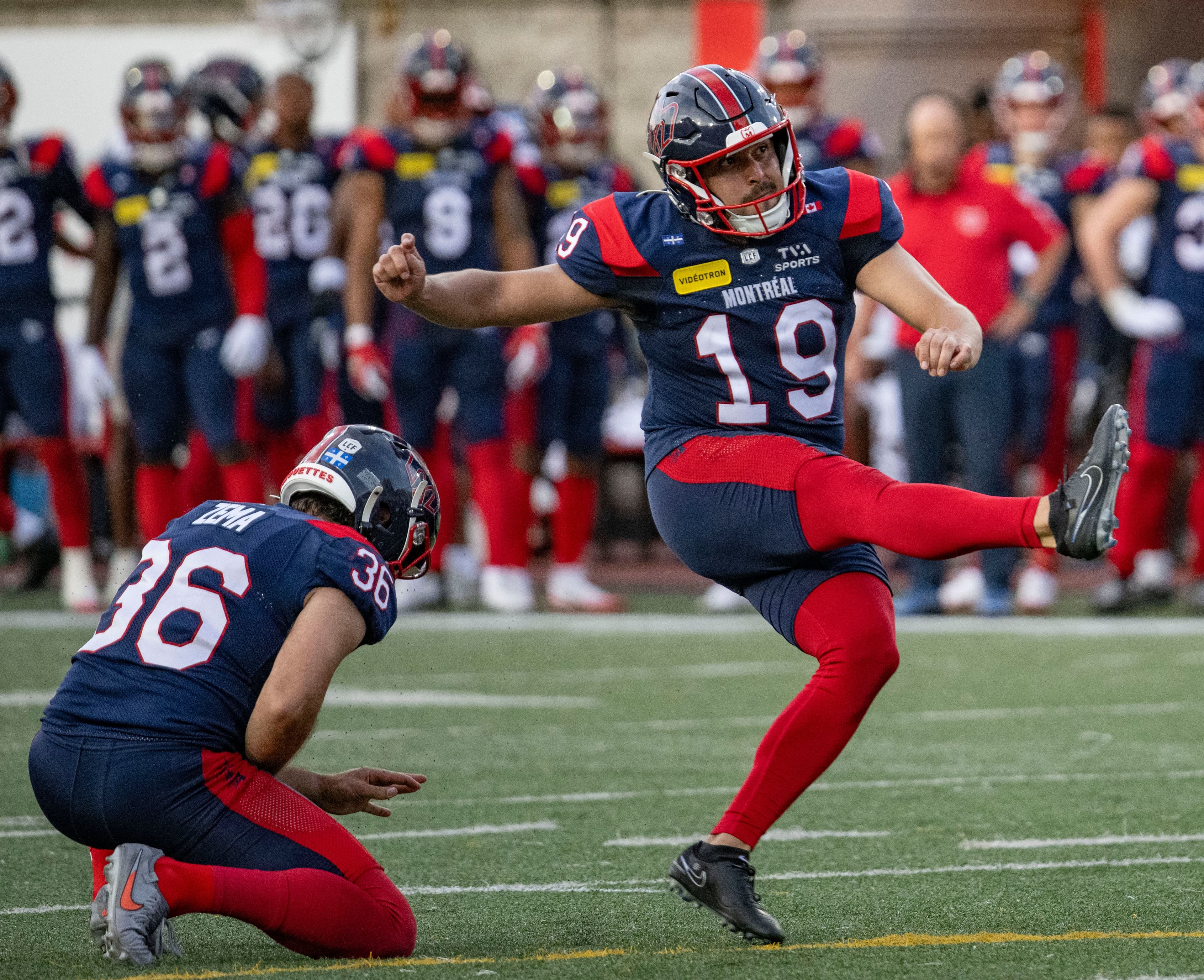 Jose Maltos Diaz effectue un placement, le vendredi 12 juin 2026 au stade Percival-Molson, durant le match entre les Alouettes et les Argonauts de Toronto.