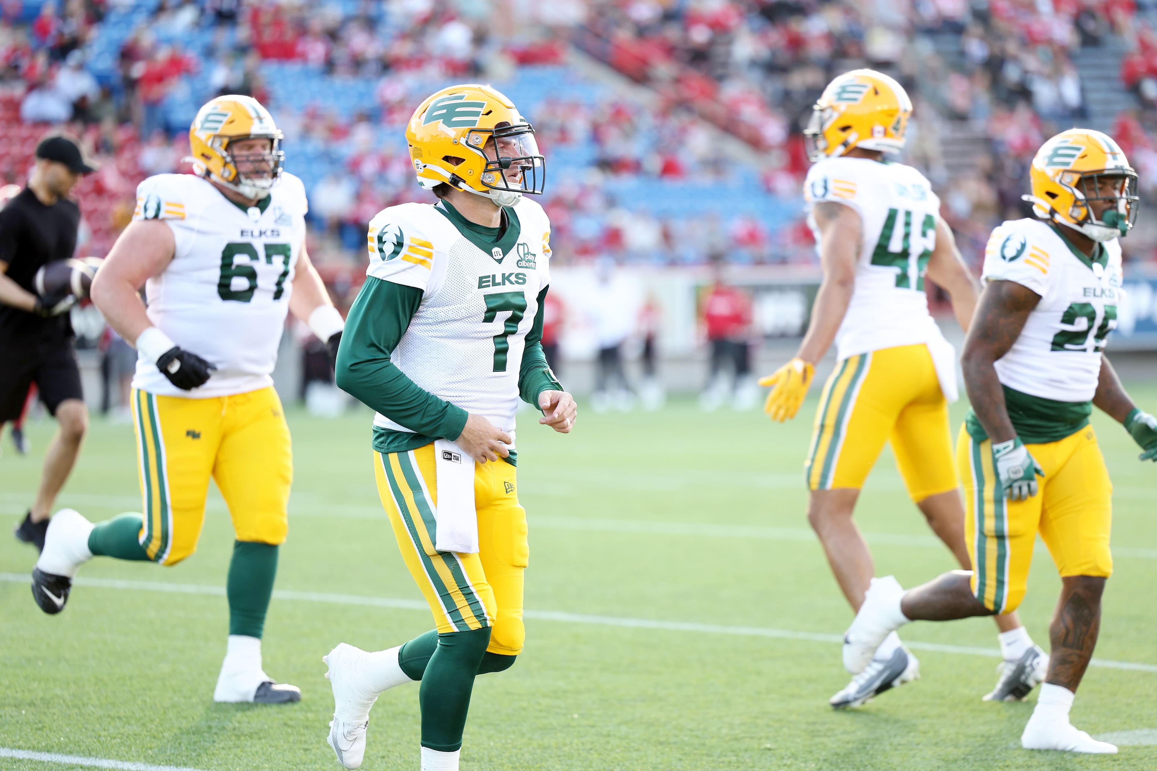 Cody Fajardo, dans l’uniforme des Elks d’Edmonton, durant le calendrier préparatoire de la saison 2025.
