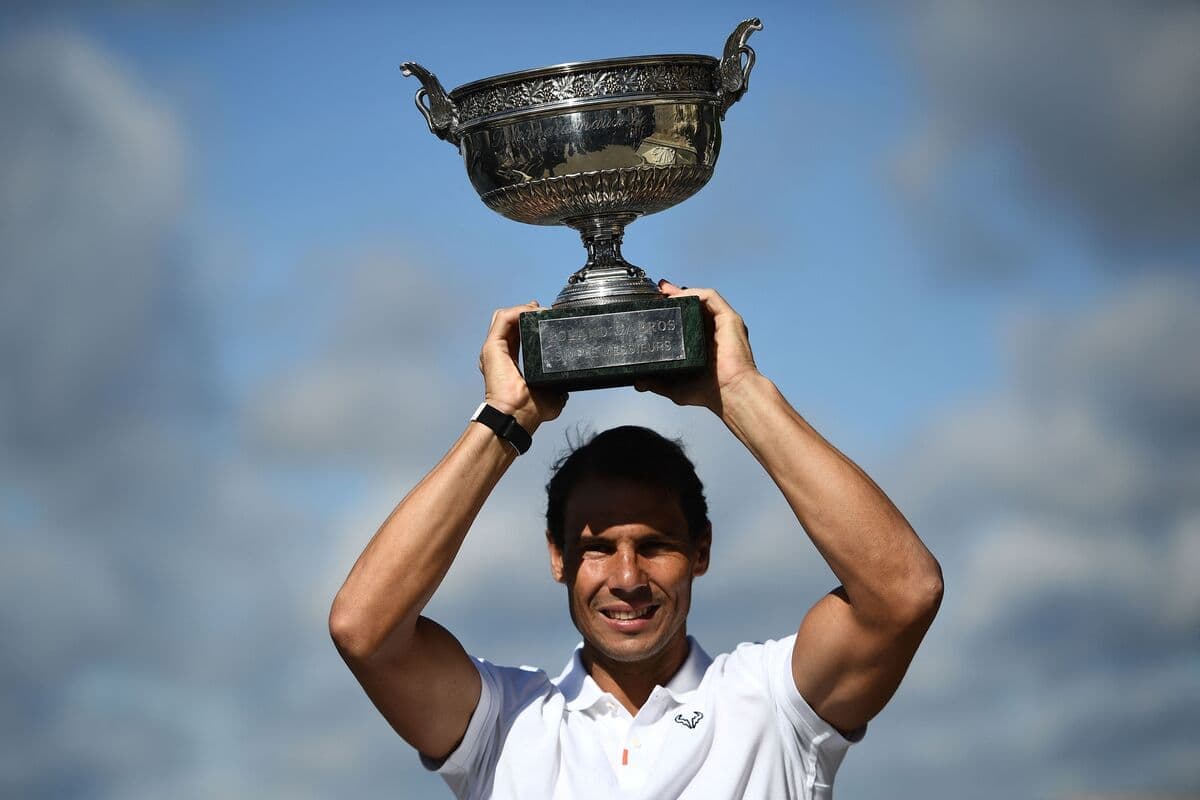 Sur cette photo prise en juin 2022, Rafael Nadal célèbre son 14e sacre à Roland-Garros, un record.