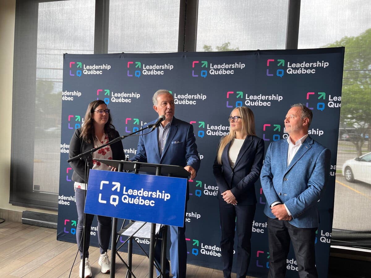 Sam Hamad a présenté trois nouvelles candidatures, le jeudi 5 juin 2025. De gauche à droite : Émilie Robitaille (Neufchâtel-Lebourgneuf), Sam Hamad, Mégy Gagné (Val-Bélair) et Donald Gagnon (Louis-XIV).
