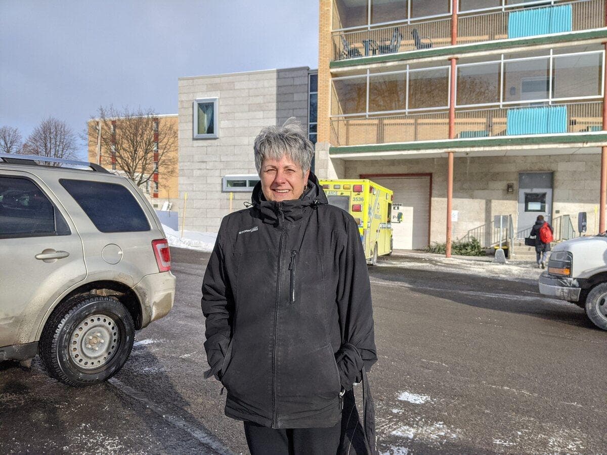 Lucie Goyette, 54 ans. La préposée aux bénéficiaires ne veut surtout pas revivre une éclosion de COVID-19 comme celle qu'il y a eu récemment au Centre d'hébergement de Saint-Raymond, où elle travaille.