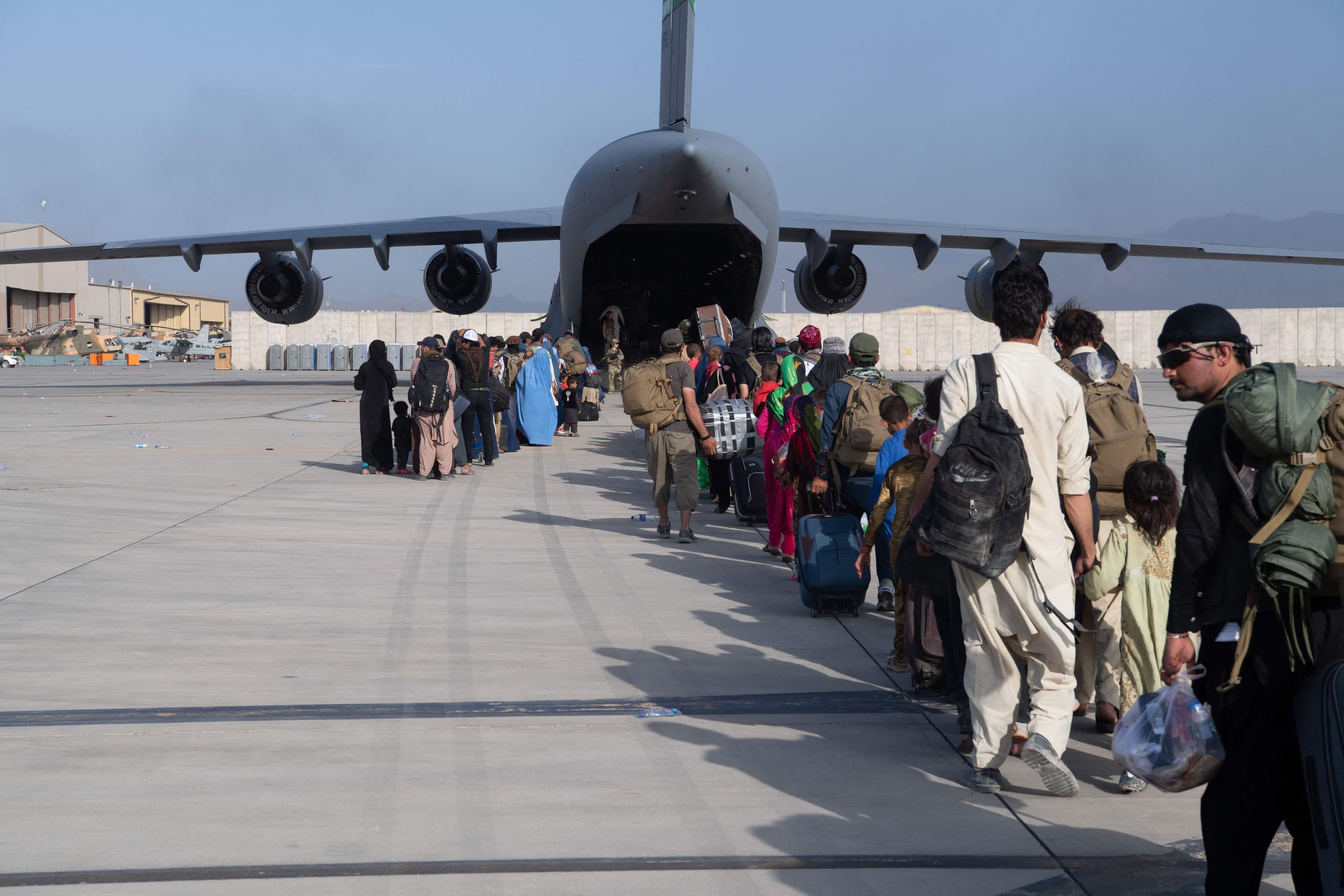 L'armée américaine procède à l'embarquement de passagers qui seront évacués de Kaboul à bord d'un avion de la US Air Force.