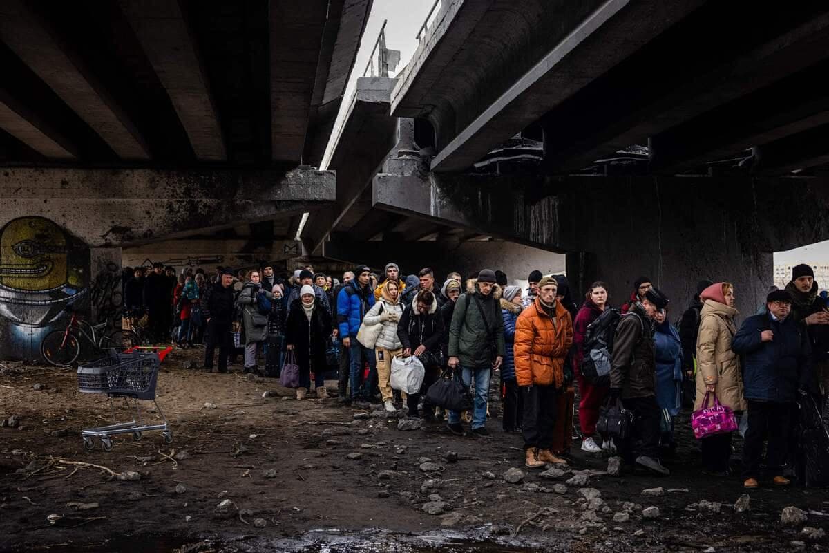 Des Ukrainiens faisant la file en mars dernier dans la ville d'Irpin, près de Kyïv.