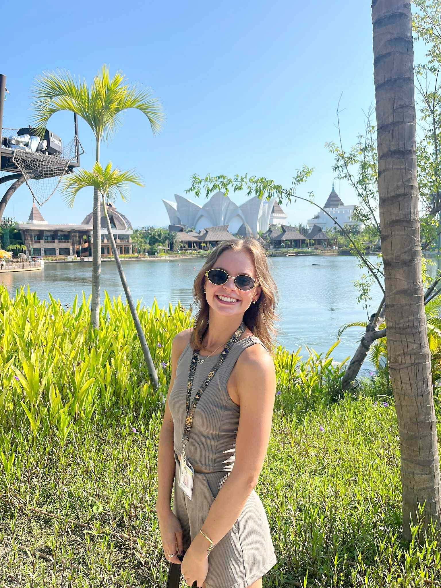 L'ancienne nageuse artistique québécoise Raphaëlle Plante pose devant le théâtre du BON Park Hotel, à Nuevo Vallarta, au Mexique, où elle sera à compter de la fin 2025 l'une des artistes de la production Ludo, du Cirque du Soleil.