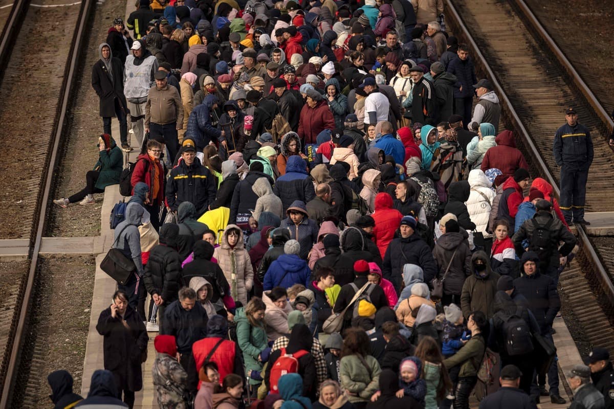 Des familles attendent de monter à bord d'un train à la gare centrale de Kramatorsk alors qu'elles fuient la ville orientale de Kramatorsk, dans la région du Donbass, le 5 avril 2022.
