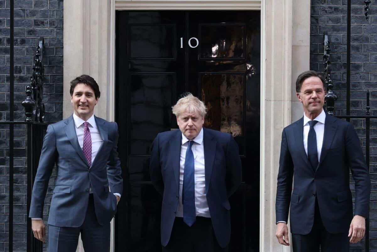 Les premiers ministres anglais, canadien et néerlandais, Boris Johnson, Justin Trudeau et Mark Rutte.