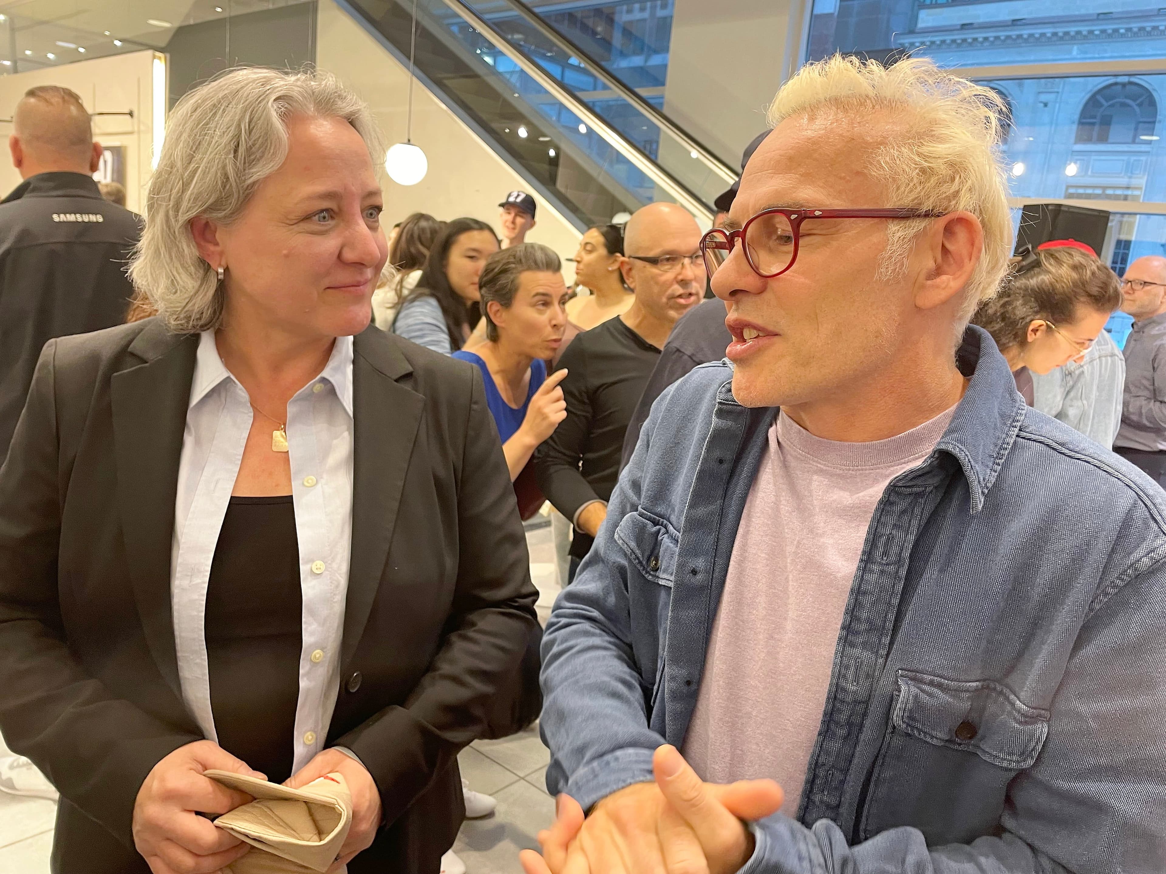 Mélanie et son frère, Jacques Villeneuve, ont discuté avec des amateurs de F1 à la boutique éphémère Gilles Villeneuve, leur père, vendredi, à Montréal.
Photo Mylène Richard, Le Journal de Montréal