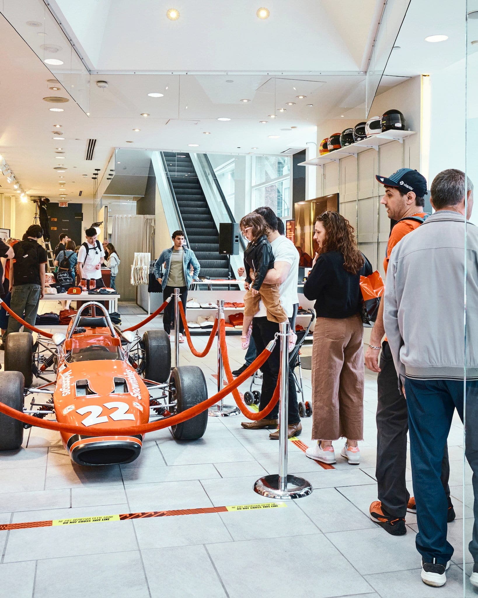 La boutique éphémère Gilles Villeneuve est située au coin de la rue Sainte-Catherine Ouest et de l’avenue McGill College. On peut y voir la Formule Ford 1973 de l'ancien pilote québécois.