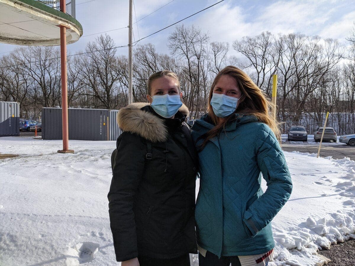 Sindy Tessier (à gauche), une infirmière auxiliaire de 30 ans, et Lina Boivin, préposée aux bénéficiaires, alors qu’elles venaient de se faire vacciner contre la COVID-19, mardi.