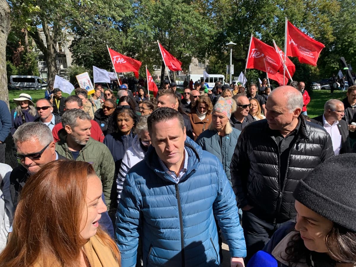 Le ministre de l’Environnement, Benoit Charette, entouré de militants lors de la marche pour le climat organisée à Montréal.