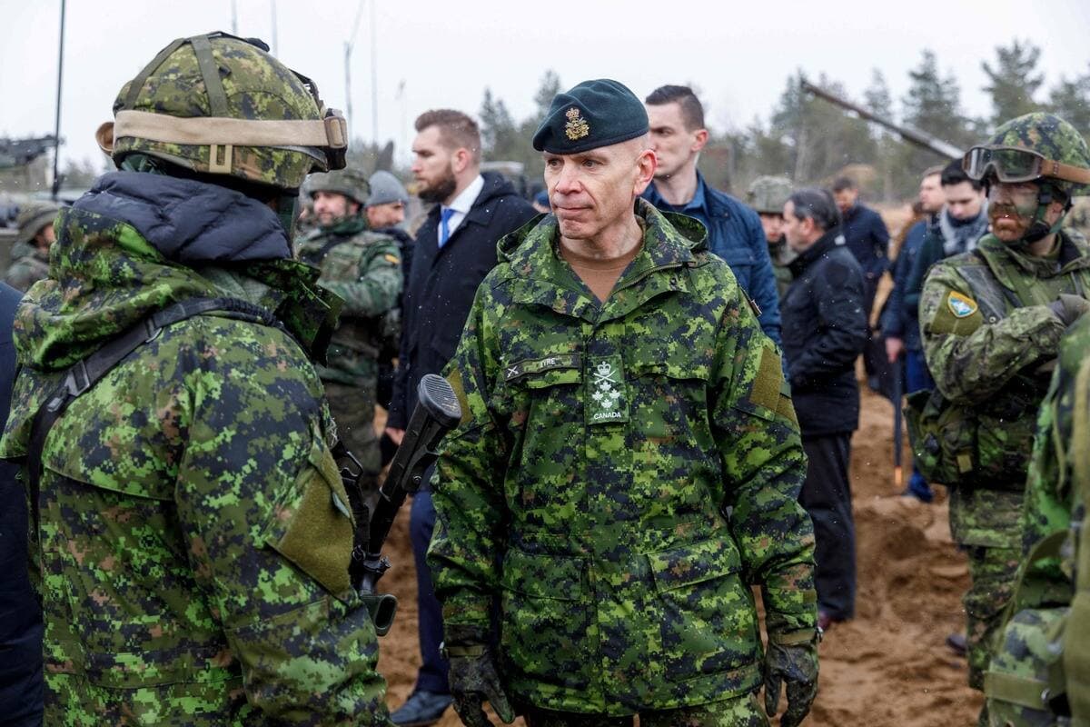 Le chef d’état-major, le général Wayne Eyre, auprès des troupes canadiennes à Riga, en Lettonie.