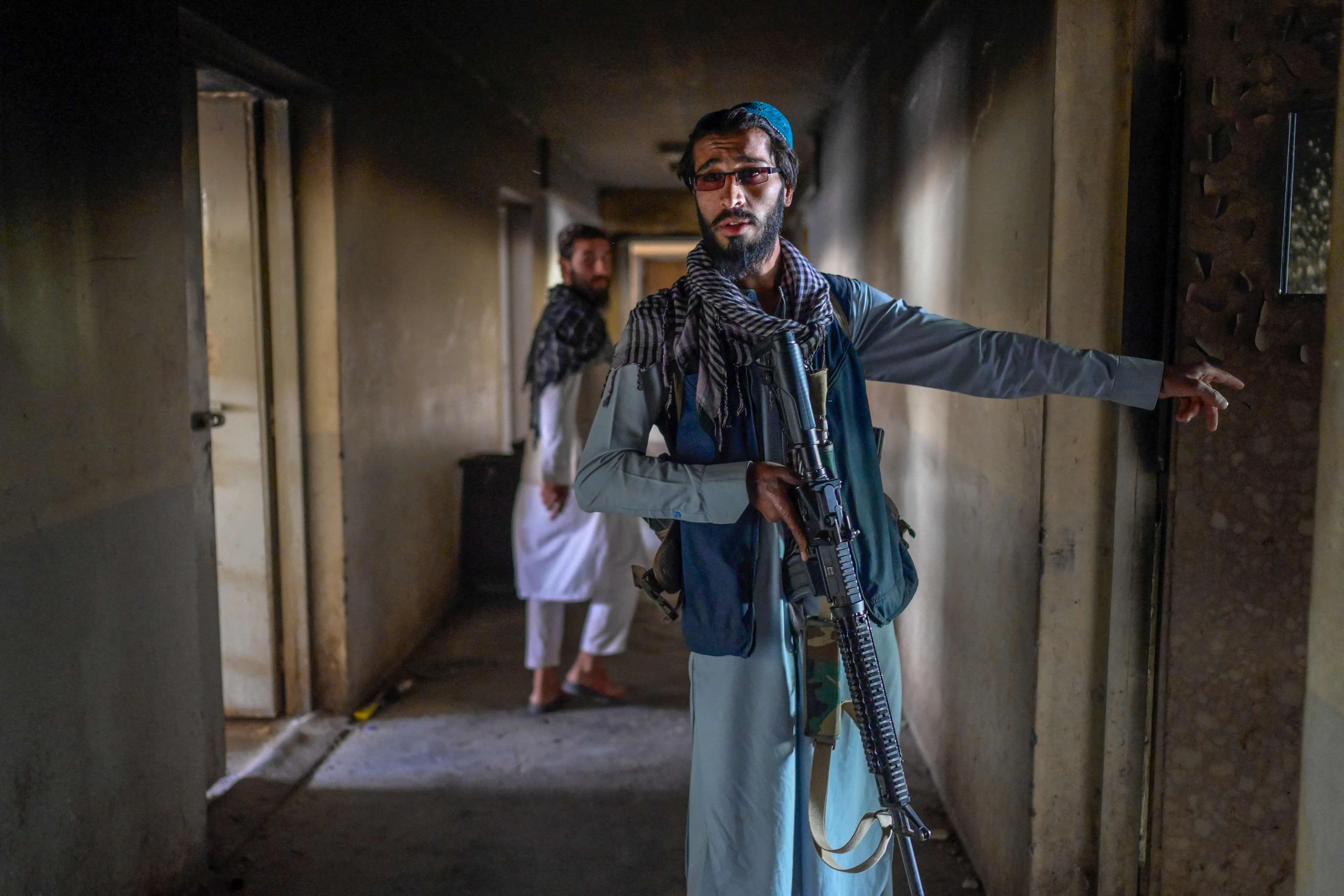 Un taliban inspecte la prison Pul-e-Charkhi de Kaboul.