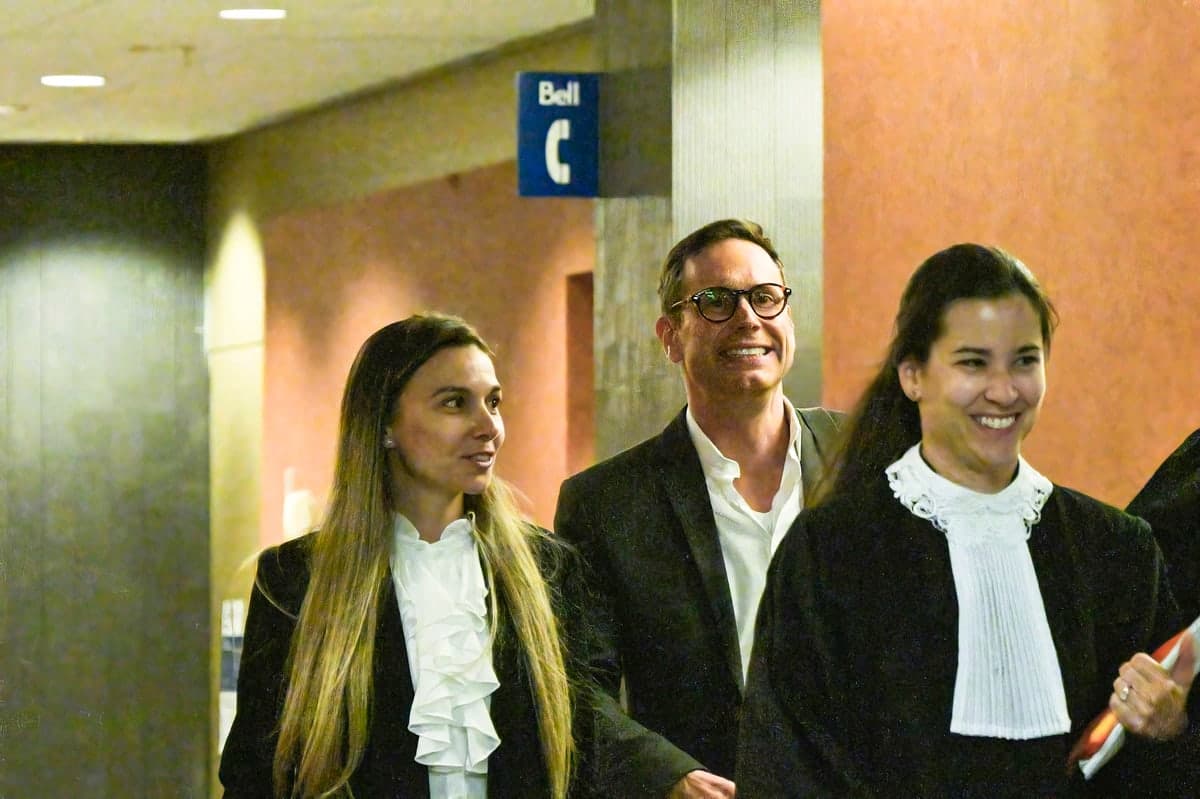 Le Dr Stephan Probst, ex-chef de département de l’Hôpital général juif de Montréal, et sa coaccusée Wendy Devera (à gauche), accompagnés d’une avocate à leur procès pour agression sexuelle en groupe.