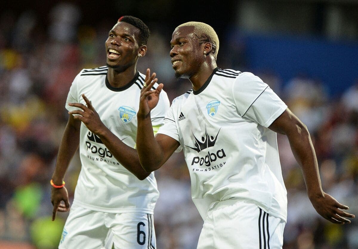 Paul Pogba (à gauche) soupçonne son frère Mathias (à droite) d'avoir participé à une escroquerie à son endroit.