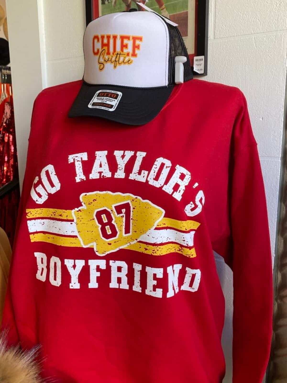 Les chandails des Chiefs faisant allusion à Taylor Swift abondent à Kansas City.