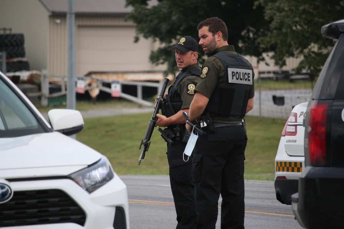 Des agents de la Sûreté du Québec lourdement armés ont participé à un déploiement policier à Saint-Isidore.