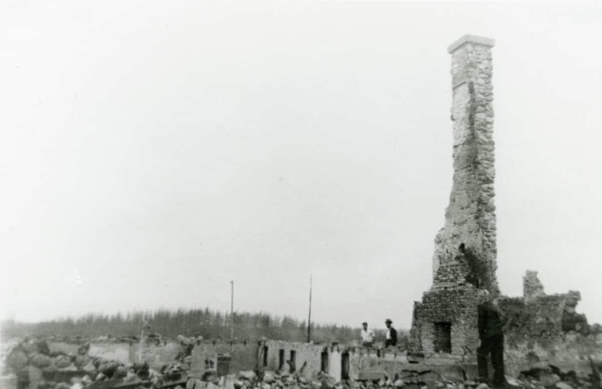 La cheminée de l’hôtel Grey Rock, l’un des rares vestiges retrouvés intacts après le sinistre.