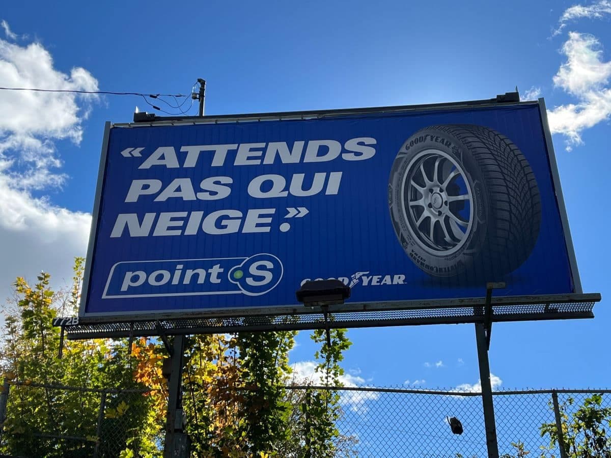 Cette publicité du détaillant de pneus Point S contient des fautes de français. Ce panneau publicitaire se trouve dans le secteur de Limoilou à Québec.