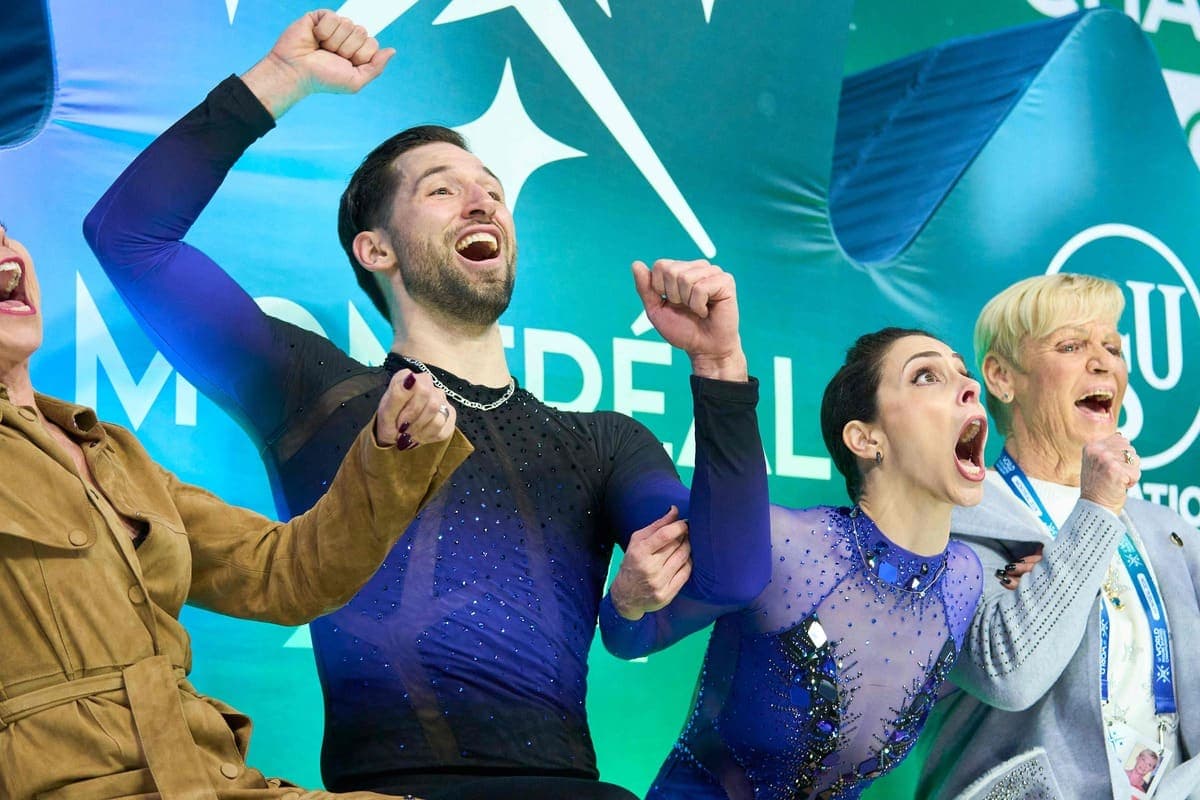 Le Québécois Maxime Deschamps et sa partenaire Deanna Stellato-Dudek réagissent après avoir pris le premier rang au terme du programme court de l’épreuve en couple, mercredi après-midi, au Centre Bell.