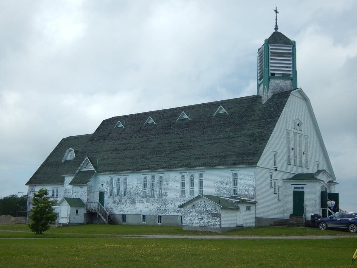 Fermé en 1971, le village de Saint-Octave-de-l’Avenir se redéploie sous la forme d’un site récréotouristique. Son église avait coûté 30 000$ lors de sa construction au début de la colonie. Elle n’avait pas été détruite à la fermeture du village.