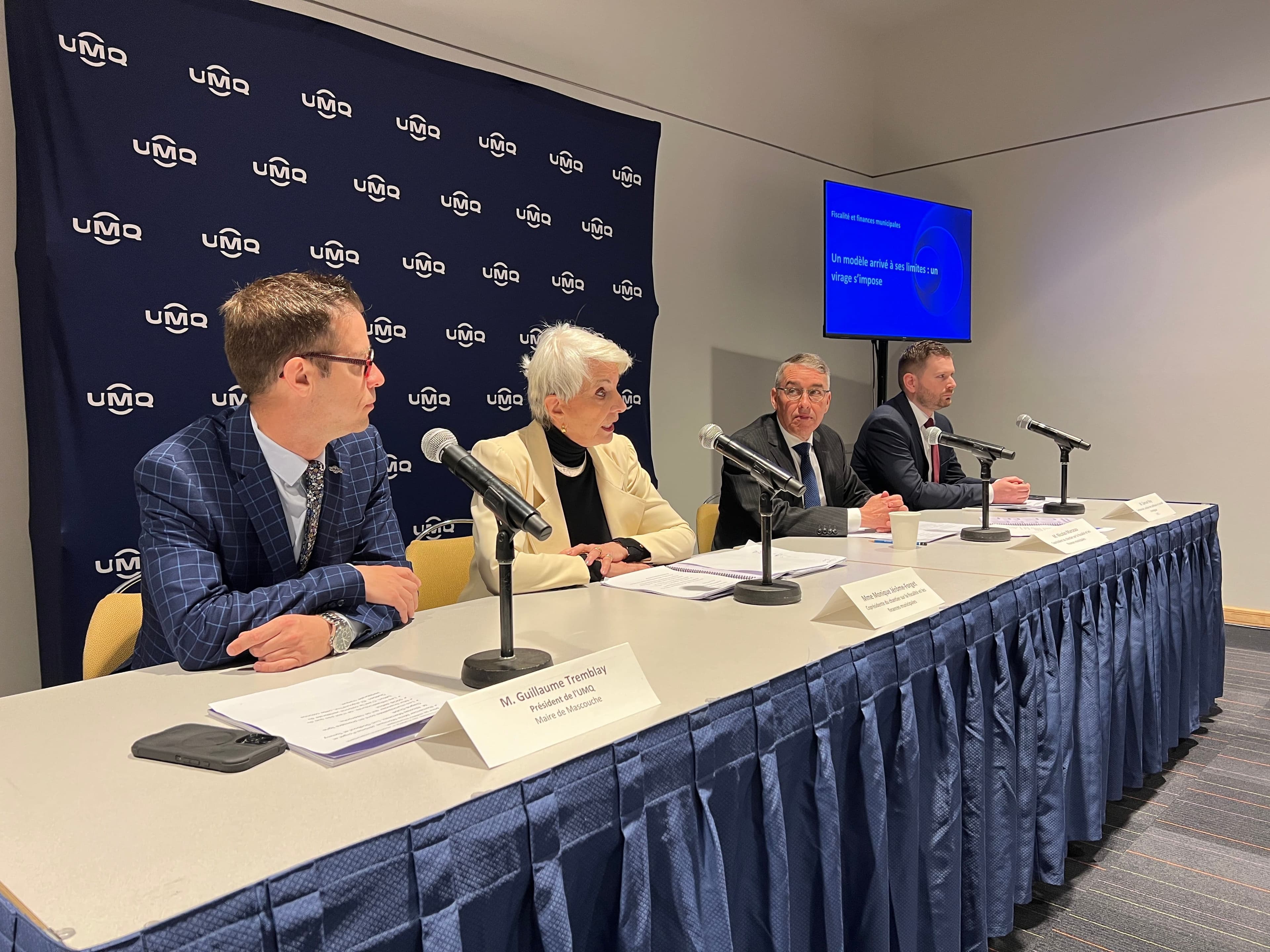 Le président de l'UMQ, Guillaume Tremblay, les anciens ministres Monique Jérôme-Forget et Nicolas Marceau, et le représentant de l'UMQ Samuel Roy, ont présenté le détail du rapport sur la fiscalité des municipalités, jeudi.
