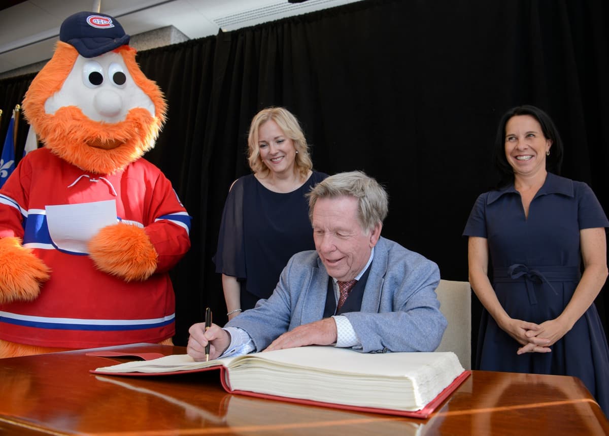 Rodger Brulotte entouré de Youppi, de son épouse Pascale Vallée et de la mairesse Valérie Plante lorsqu'il a été honoré par la Ville de Montréal en mai dernier.