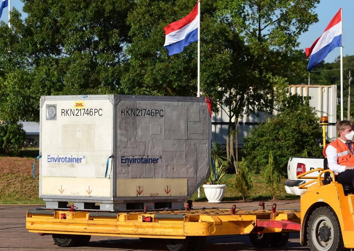 Un camion transporte la première cargaison du vaccin russe Spoutnik V.