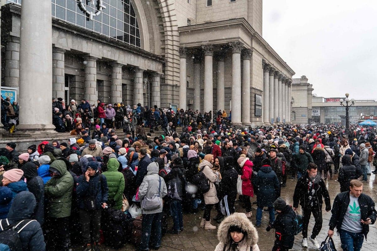 Des gens tentent de fuir la ville de Dnipro.