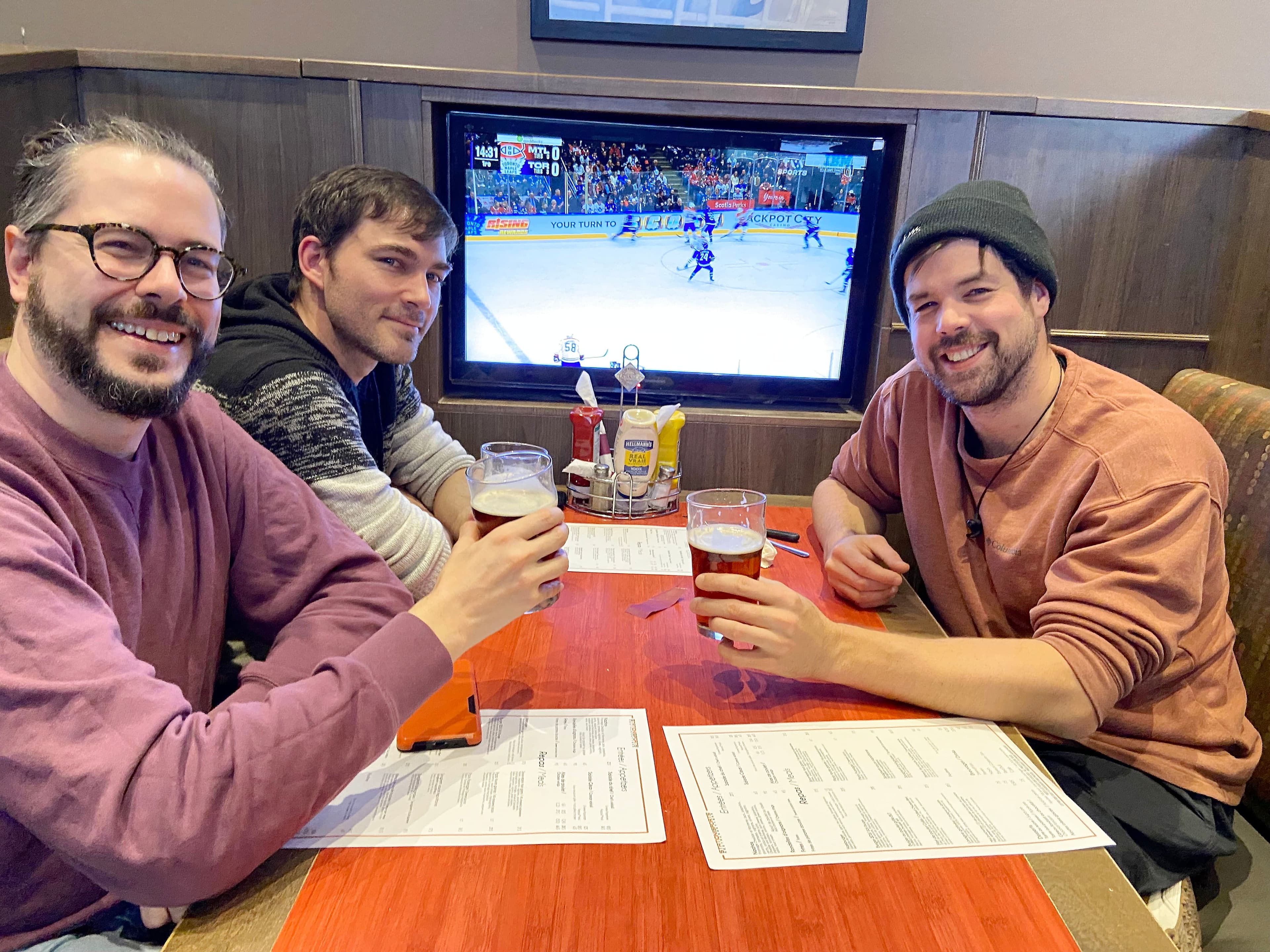 Maxime Lussier, David Boivin et Christian Blais sont allés regarder l’affrontement entre le Canadien de Montréal et les Maple Leafs de Toronto au restaurant la Station des Sports, sur la rue Sainte-Catherine, à Montréal.
